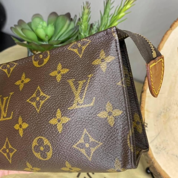 Authentic Louis Vuitton Toiletry 15 - Picture 5 of 8